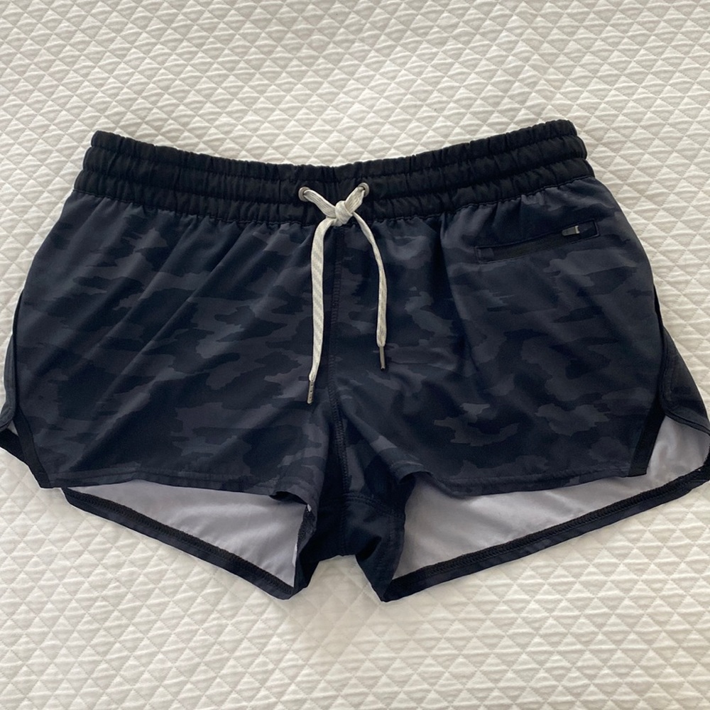 Vuori Clementine Shorts size medium CAMO BLACK